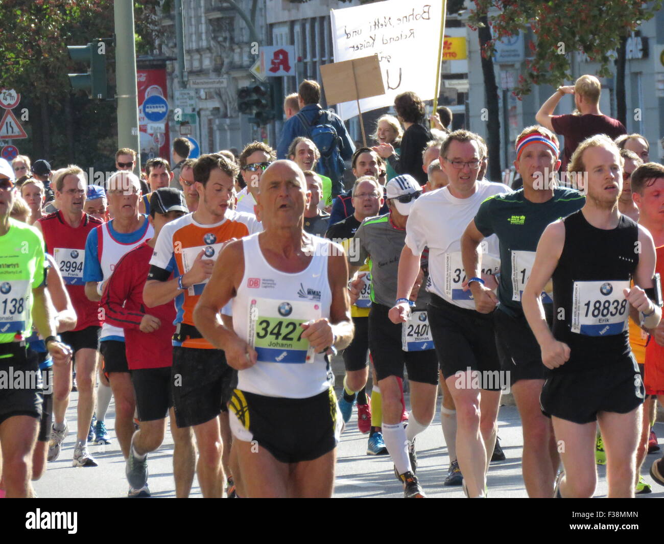 Maratona BMW di Berlino 2015: Corridori internazionali, folle di tifosi, porta di Brandeburgo e vivace atmosfera cittadina durante l'iconico evento sportivo Foto Stock