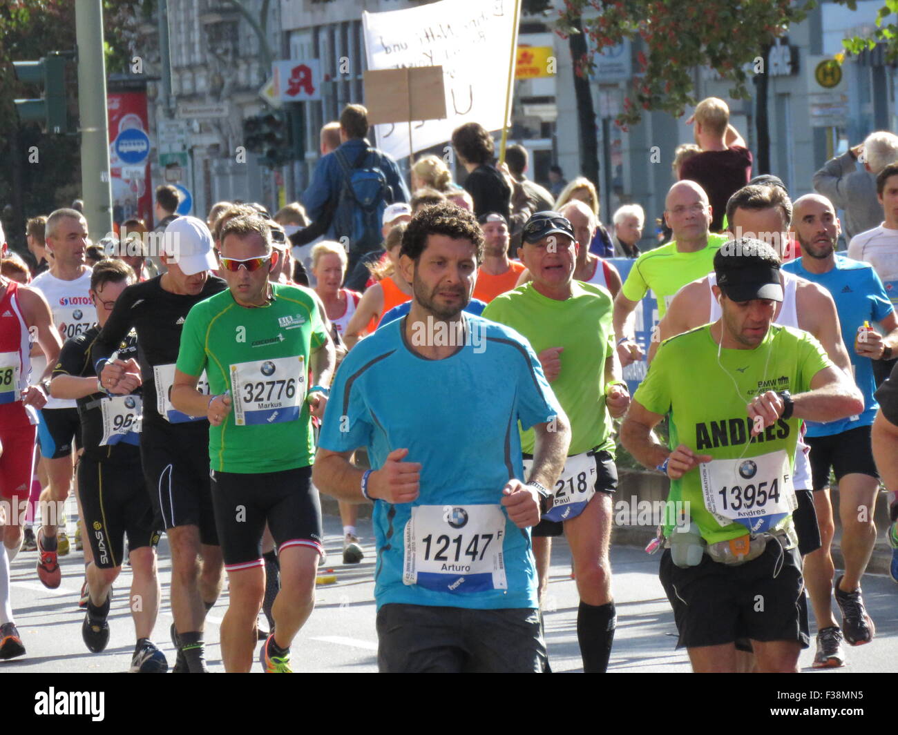 Maratona BMW di Berlino 2015: Corridori internazionali, folle di tifosi, porta di Brandeburgo e vivace atmosfera cittadina durante l'iconico evento sportivo Foto Stock