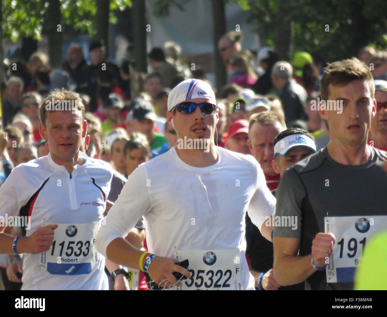 Maratona BMW di Berlino 2015: Corridori internazionali, folle di tifosi, porta di Brandeburgo e vivace atmosfera cittadina durante l'iconico evento sportivo Foto Stock