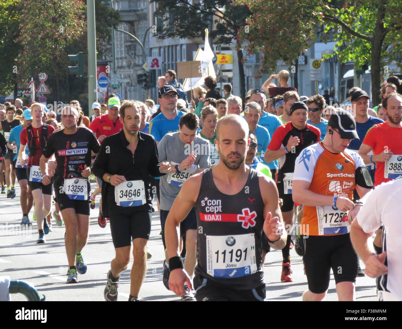 Maratona BMW di Berlino 2015: Corridori internazionali, folle di tifosi, porta di Brandeburgo e vivace atmosfera cittadina durante l'iconico evento sportivo Foto Stock