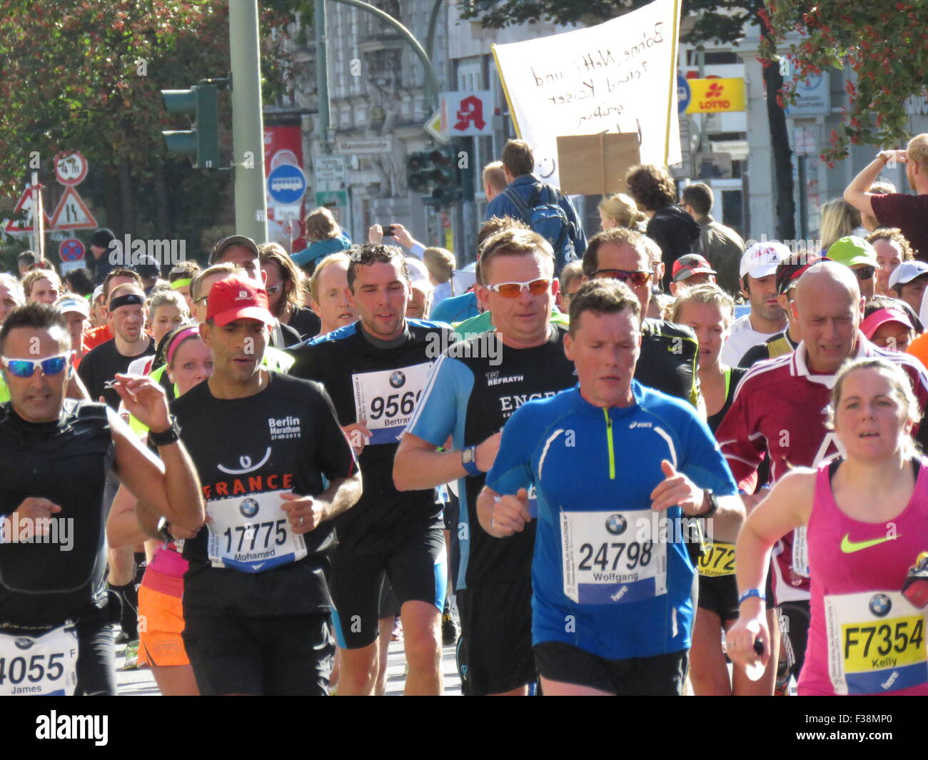 Maratona BMW di Berlino 2015: Corridori internazionali, folle di tifosi, porta di Brandeburgo e vivace atmosfera cittadina durante l'iconico evento sportivo Foto Stock