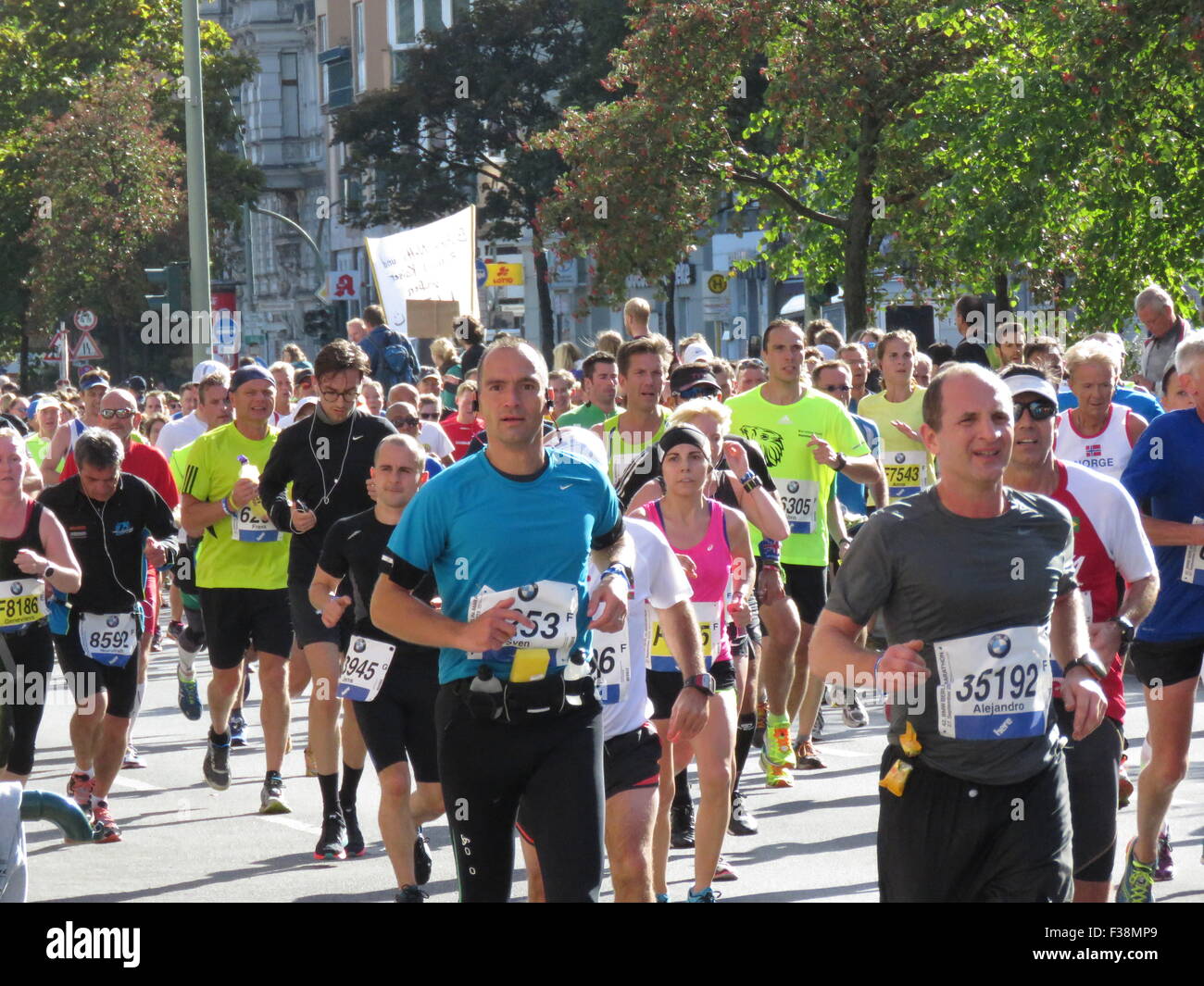 Maratona BMW di Berlino 2015: Corridori internazionali, folle di tifosi, porta di Brandeburgo e vivace atmosfera cittadina durante l'iconico evento sportivo Foto Stock