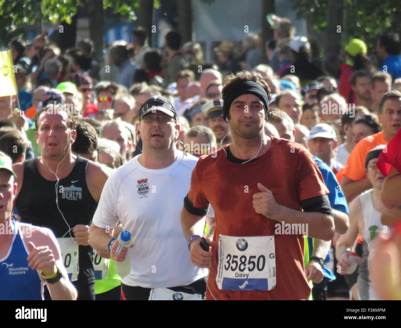 Maratona BMW di Berlino 2015: Corridori internazionali, folle di tifosi, porta di Brandeburgo e vivace atmosfera cittadina durante l'iconico evento sportivo Foto Stock