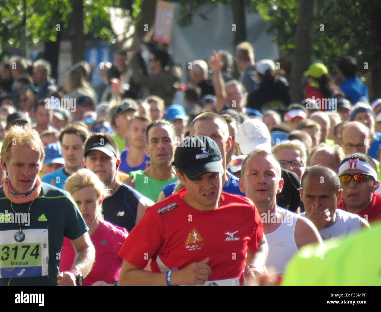 Maratona BMW di Berlino 2015: Corridori internazionali, folle di tifosi, porta di Brandeburgo e vivace atmosfera cittadina durante l'iconico evento sportivo Foto Stock