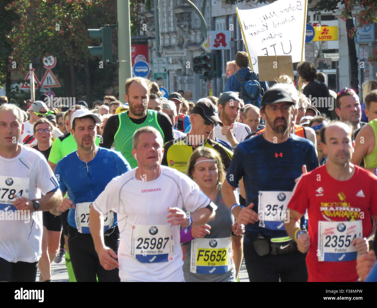 Maratona BMW di Berlino 2015: Corridori internazionali, folle di tifosi, porta di Brandeburgo e vivace atmosfera cittadina durante l'iconico evento sportivo Foto Stock