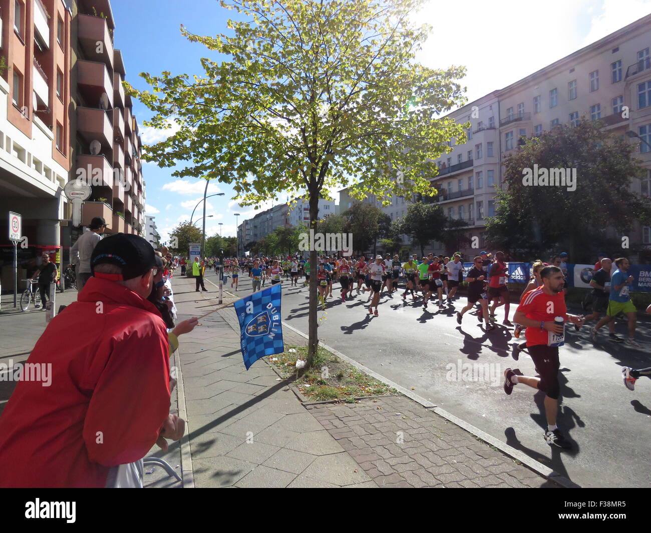 Maratona BMW di Berlino 2015: Corridori internazionali, folle di tifosi, porta di Brandeburgo e vivace atmosfera cittadina durante l'iconico evento sportivo Foto Stock