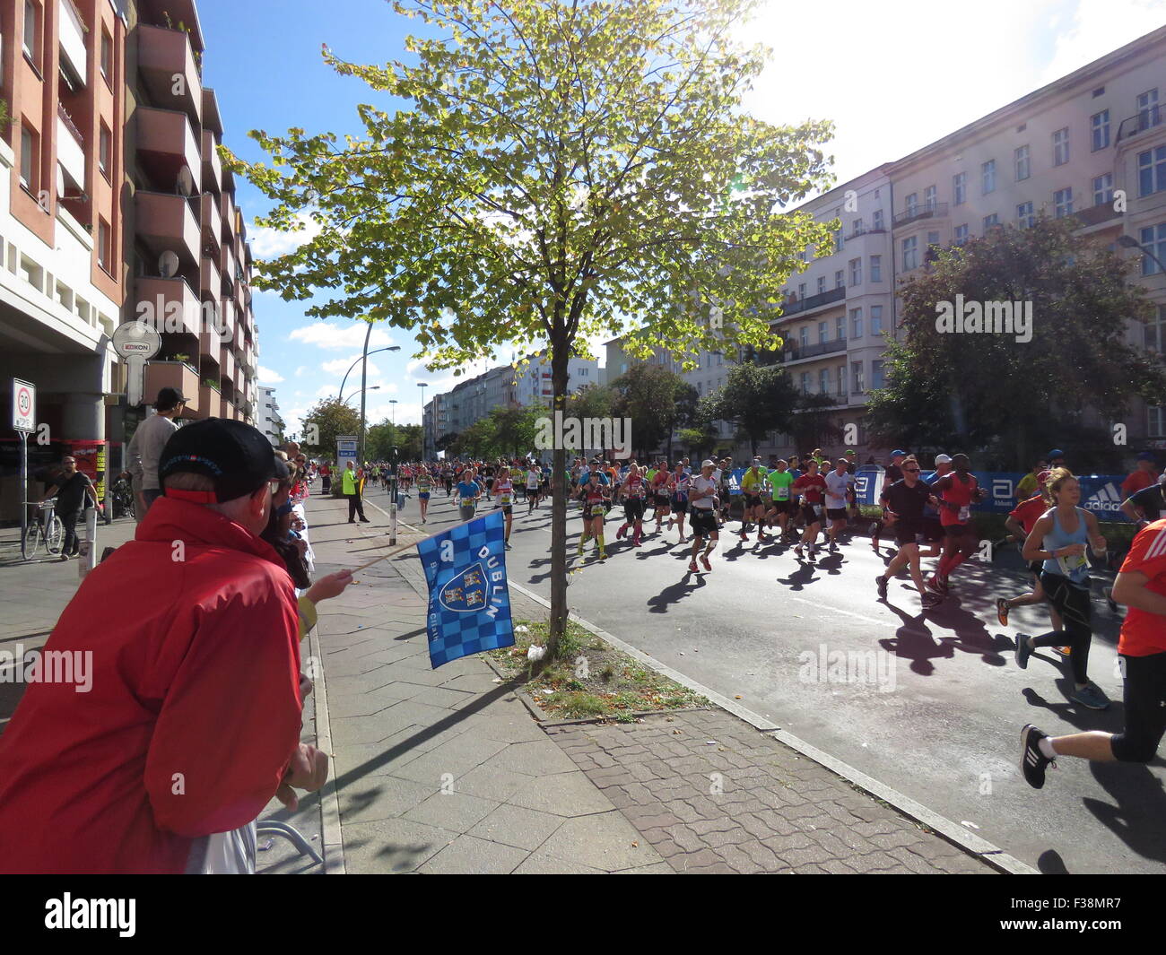 Maratona BMW di Berlino 2015: Corridori internazionali, folle di tifosi, porta di Brandeburgo e vivace atmosfera cittadina durante l'iconico evento sportivo Foto Stock