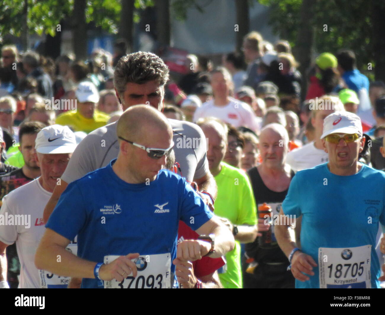 Maratona BMW di Berlino 2015: Corridori internazionali, folle di tifosi, porta di Brandeburgo e vivace atmosfera cittadina durante l'iconico evento sportivo Foto Stock
