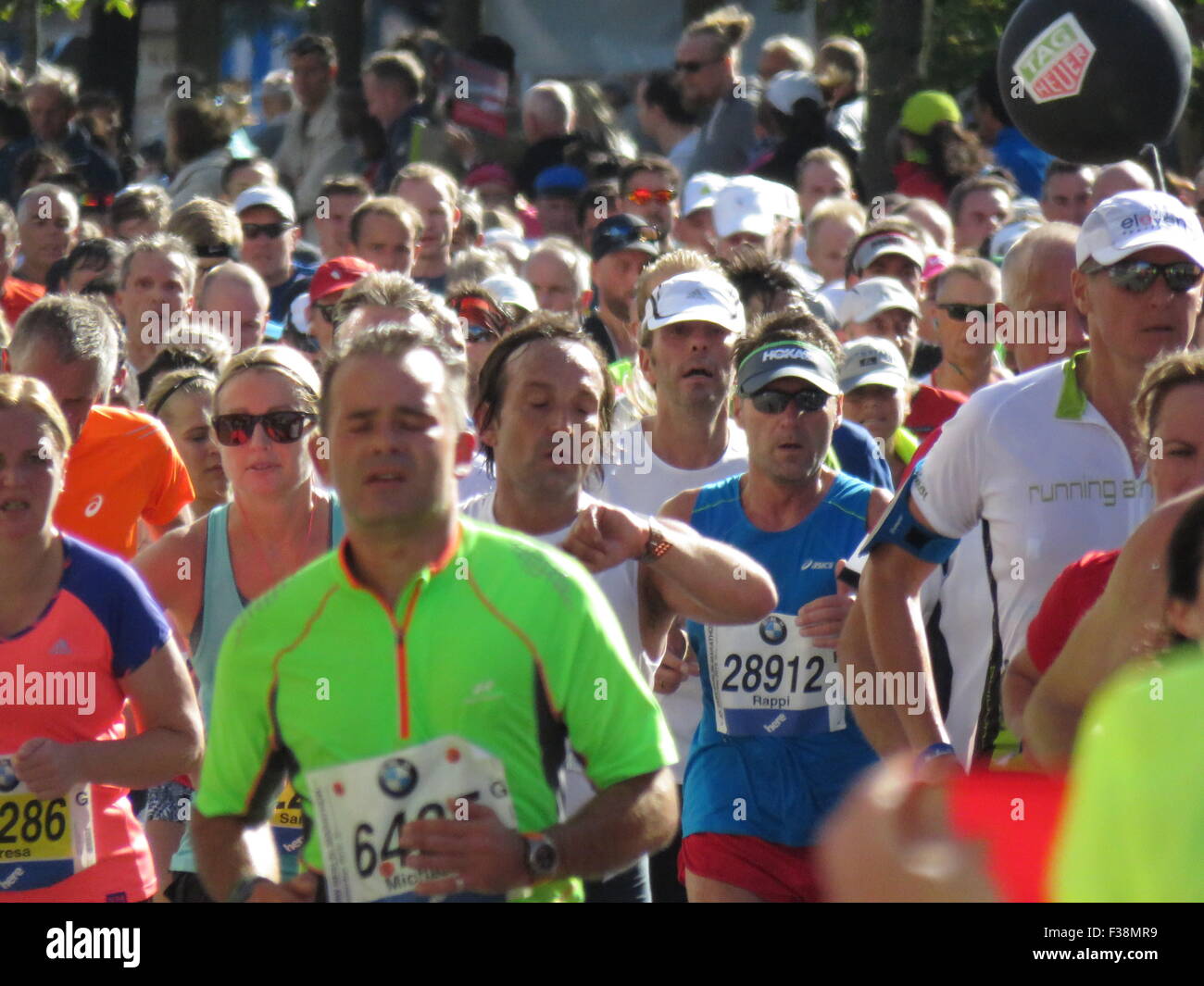 Maratona BMW di Berlino 2015: Corridori internazionali, folle di tifosi, porta di Brandeburgo e vivace atmosfera cittadina durante l'iconico evento sportivo Foto Stock