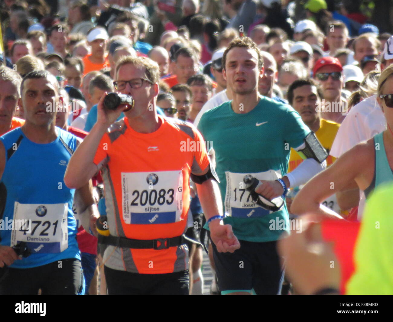 Maratona BMW di Berlino 2015: Corridori internazionali, folle di tifosi, porta di Brandeburgo e vivace atmosfera cittadina durante l'iconico evento sportivo Foto Stock
