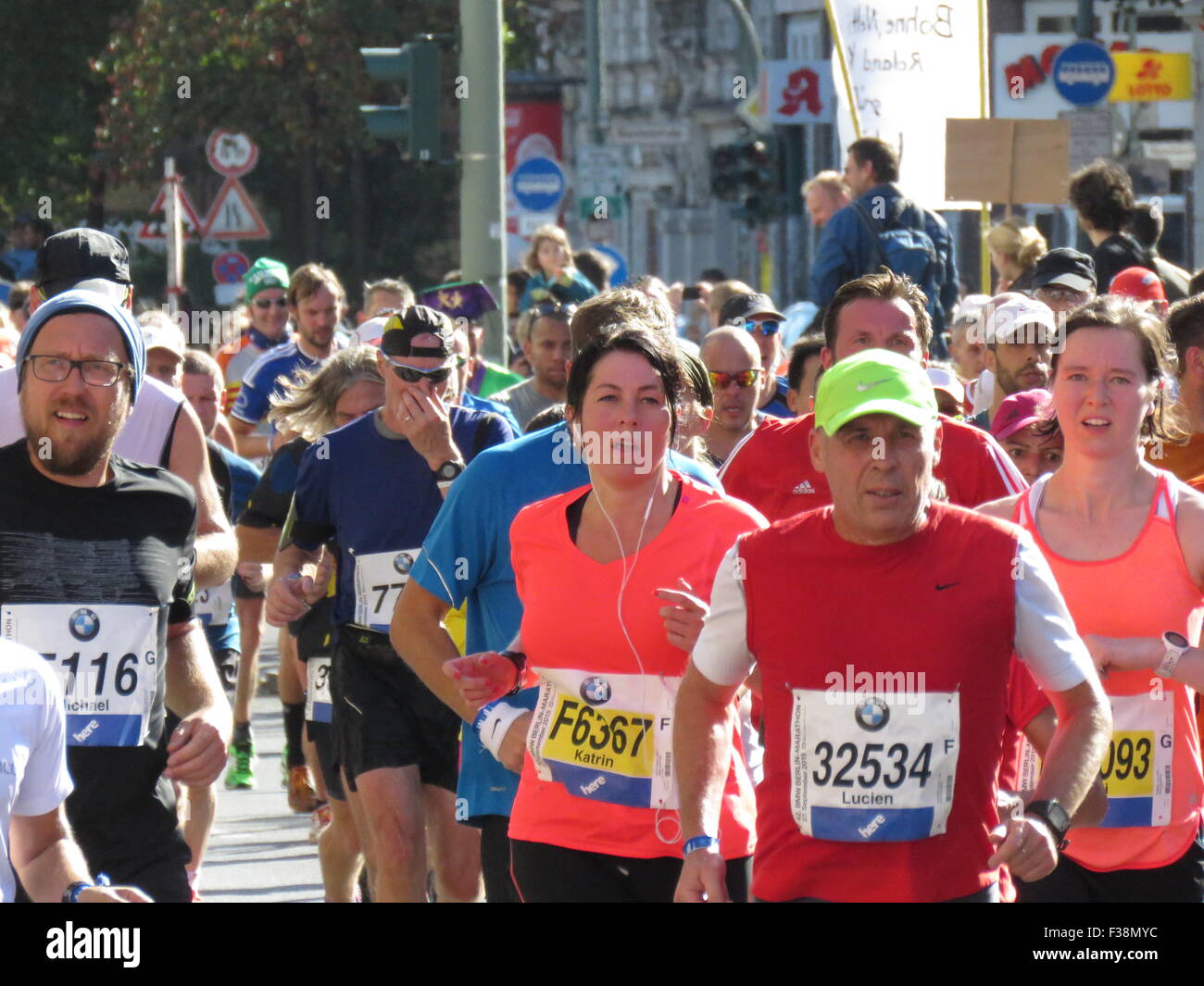 Maratona BMW di Berlino 2015: Corridori internazionali, folle di tifosi, porta di Brandeburgo e vivace atmosfera cittadina durante l'iconico evento sportivo Foto Stock