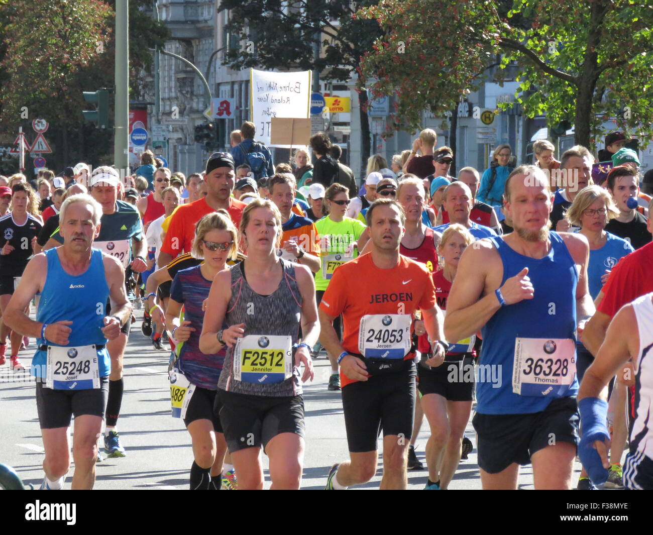 Maratona BMW di Berlino 2015: Corridori internazionali, folle di tifosi, porta di Brandeburgo e vivace atmosfera cittadina durante l'iconico evento sportivo Foto Stock