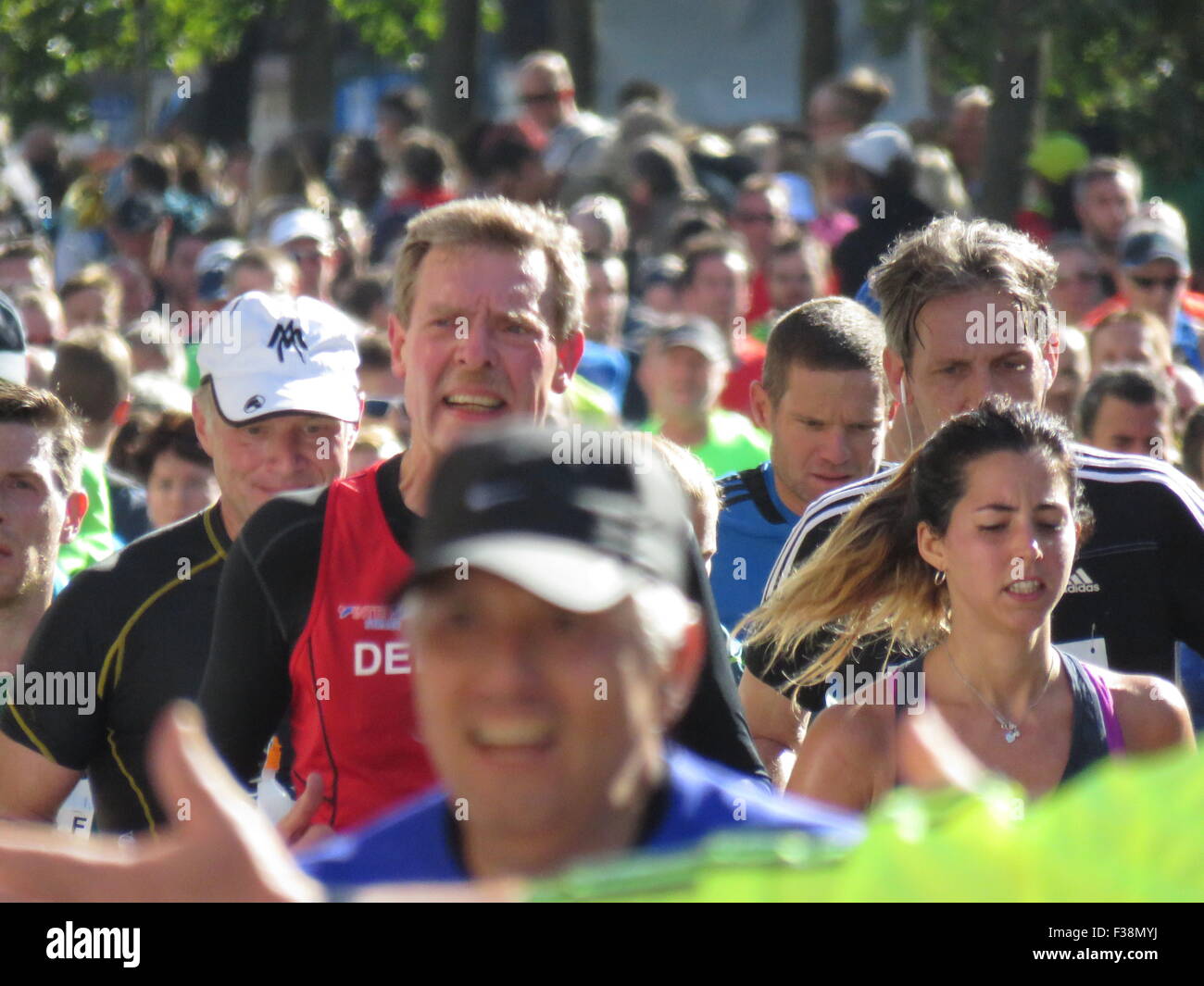 Maratona BMW di Berlino 2015: Corridori internazionali, folle di tifosi, porta di Brandeburgo e vivace atmosfera cittadina durante l'iconico evento sportivo Foto Stock