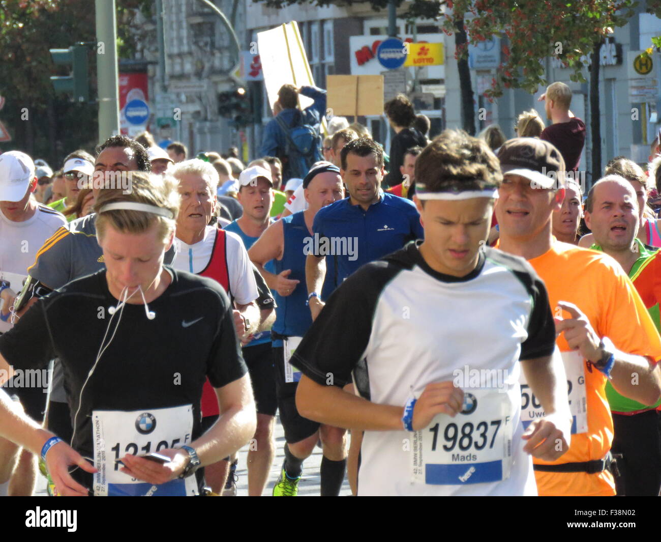 Maratona BMW di Berlino 2015: Corridori internazionali, folle di tifosi, porta di Brandeburgo e vivace atmosfera cittadina durante l'iconico evento sportivo Foto Stock