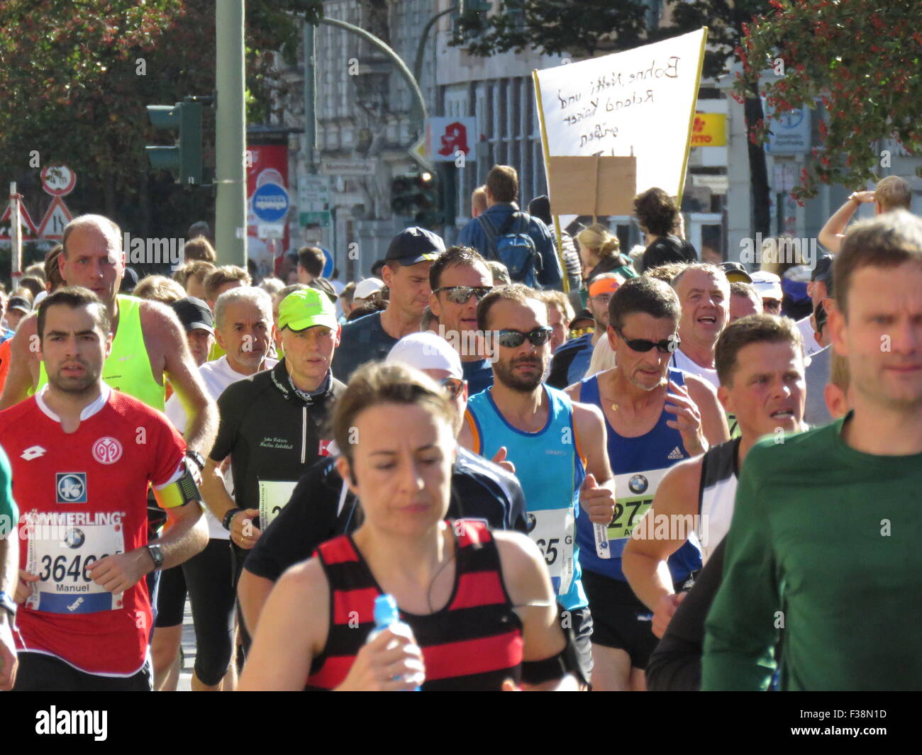 Maratona BMW di Berlino 2015: Corridori internazionali, folle di tifosi, porta di Brandeburgo e vivace atmosfera cittadina durante l'iconico evento sportivo Foto Stock