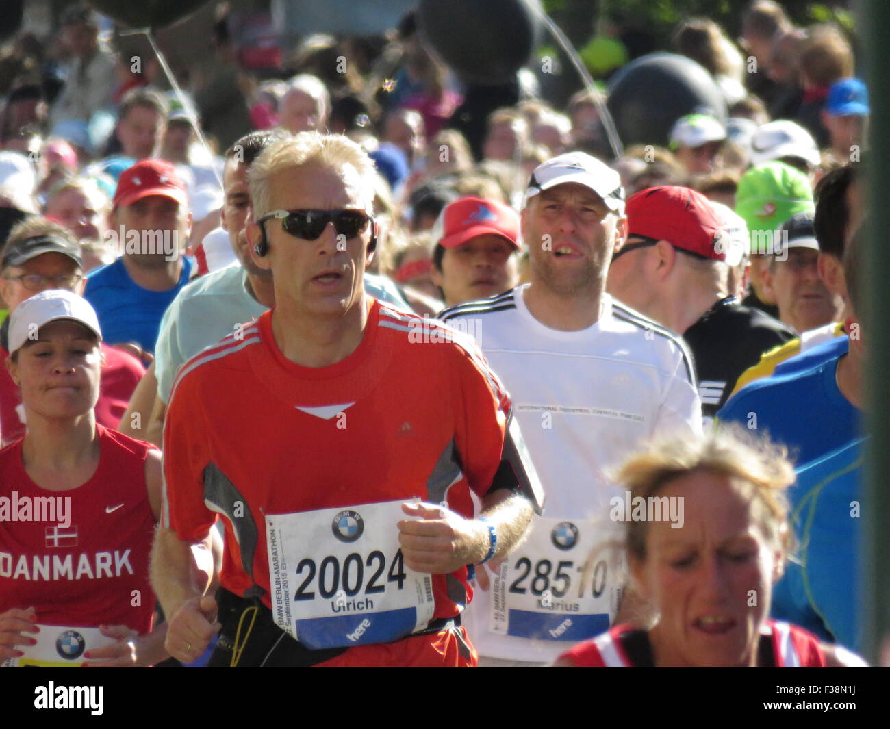 Maratona BMW di Berlino 2015: Corridori internazionali, folle di tifosi, porta di Brandeburgo e vivace atmosfera cittadina durante l'iconico evento sportivo Foto Stock