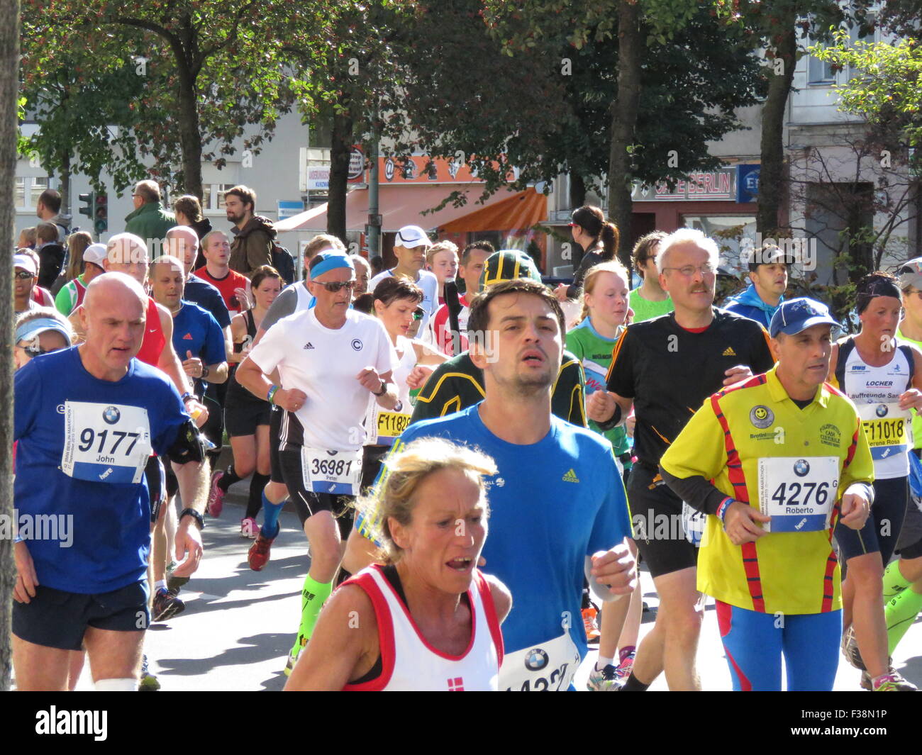 Maratona BMW di Berlino 2015: Corridori internazionali, folle di tifosi, porta di Brandeburgo e vivace atmosfera cittadina durante l'iconico evento sportivo Foto Stock