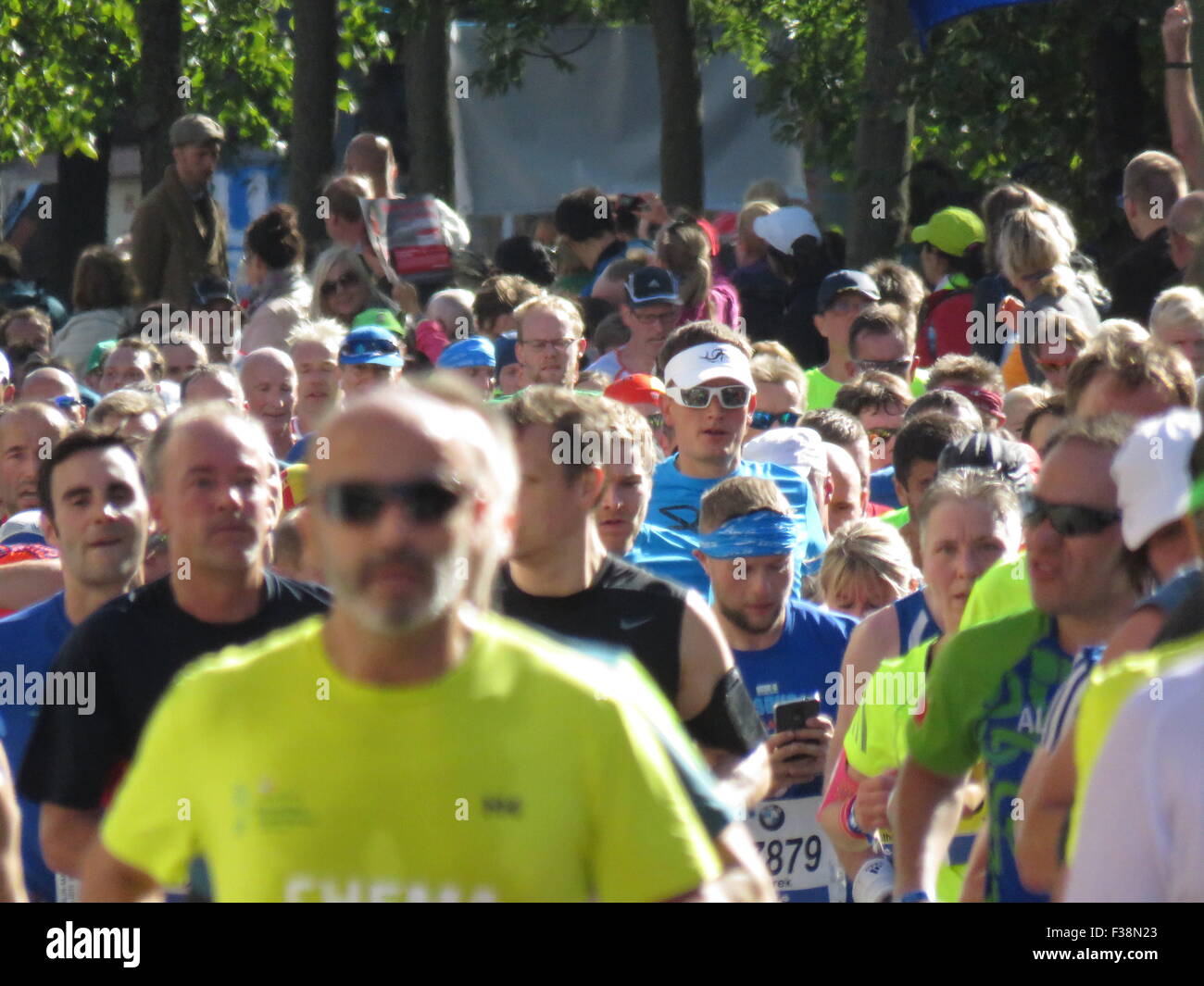 Maratona BMW di Berlino 2015: Corridori internazionali, folle di tifosi, porta di Brandeburgo e vivace atmosfera cittadina durante l'iconico evento sportivo Foto Stock