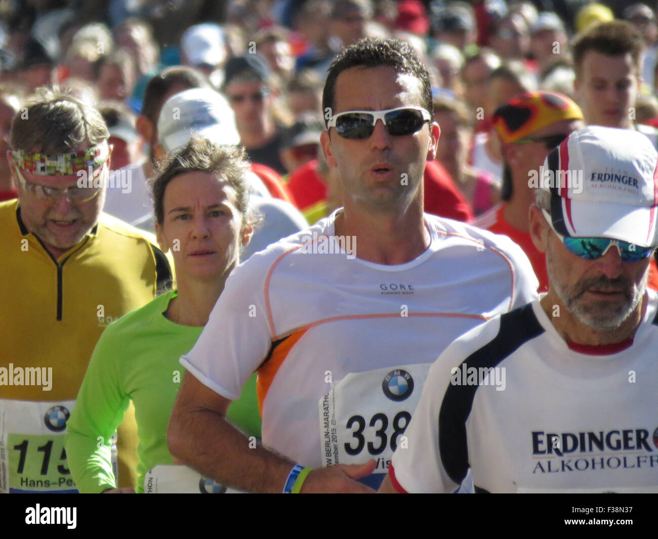 Maratona BMW di Berlino 2015: Corridori internazionali, folle di tifosi, porta di Brandeburgo e vivace atmosfera cittadina durante l'iconico evento sportivo Foto Stock