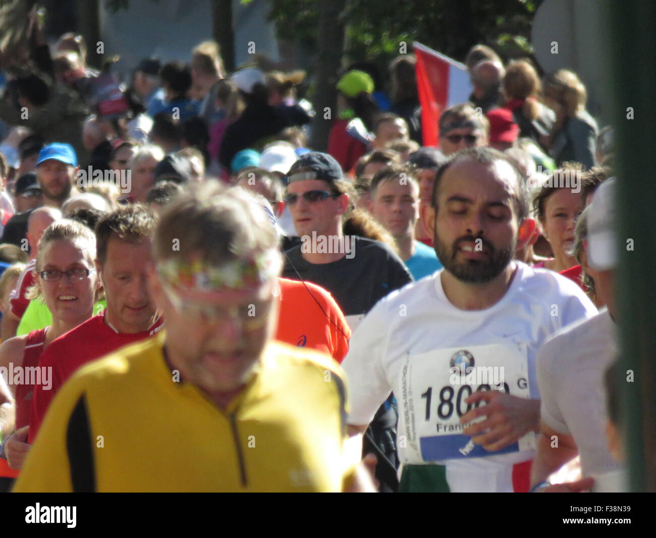Maratona BMW di Berlino 2015: Corridori internazionali, folle di tifosi, porta di Brandeburgo e vivace atmosfera cittadina durante l'iconico evento sportivo Foto Stock