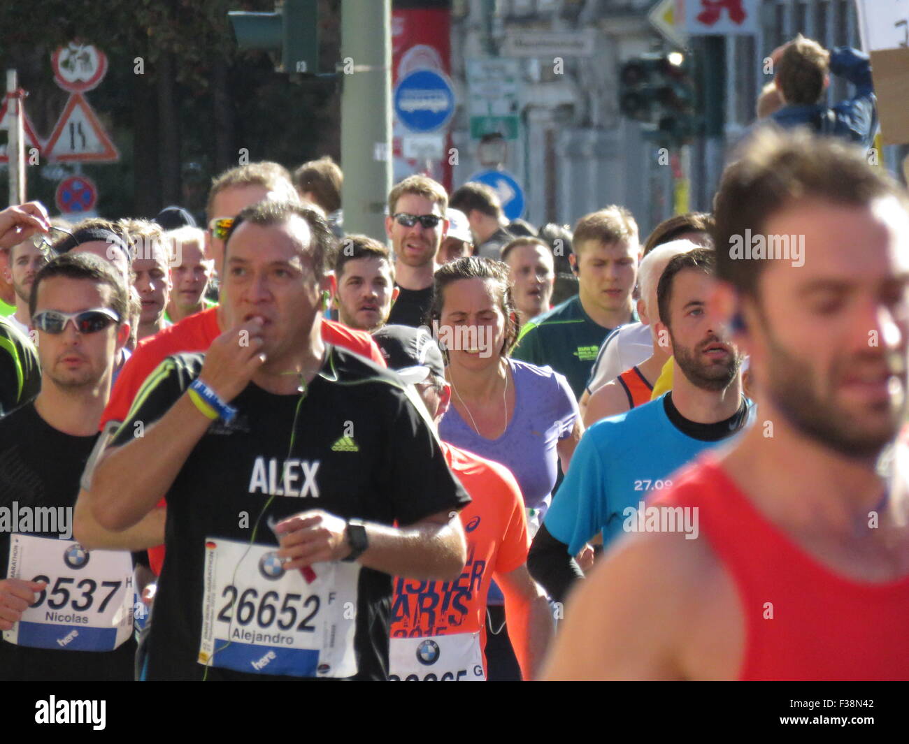 Maratona BMW di Berlino 2015: Corridori internazionali, folle di tifosi, porta di Brandeburgo e vivace atmosfera cittadina durante l'iconico evento sportivo Foto Stock