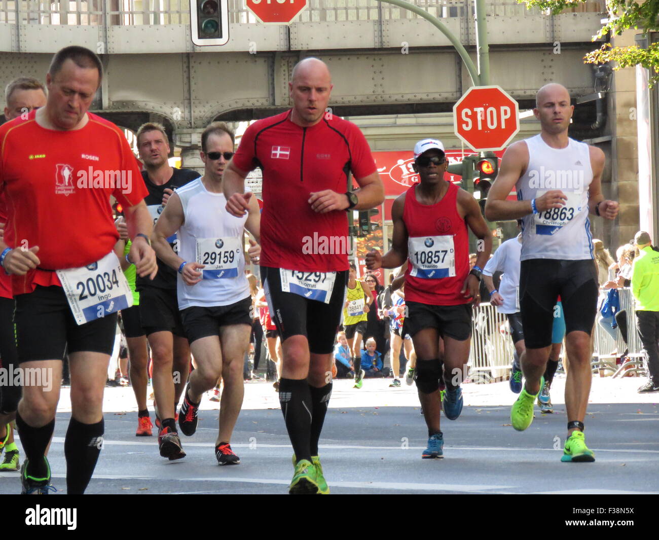 Maratona BMW di Berlino 2015: Corridori internazionali, folle di tifosi, porta di Brandeburgo e vivace atmosfera cittadina durante l'iconico evento sportivo Foto Stock