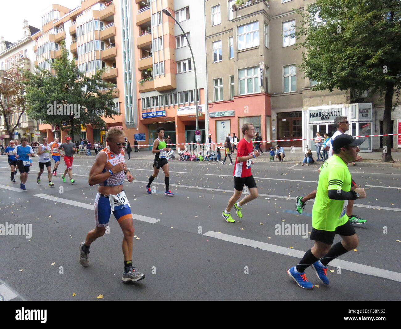 Maratona BMW di Berlino 2015: Corridori internazionali, folle di tifosi, porta di Brandeburgo e vivace atmosfera cittadina durante l'iconico evento sportivo Foto Stock