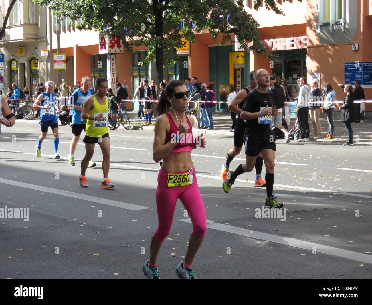 Maratona BMW di Berlino 2015: Corridori internazionali, folle di tifosi, porta di Brandeburgo e vivace atmosfera cittadina durante l'iconico evento sportivo Foto Stock
