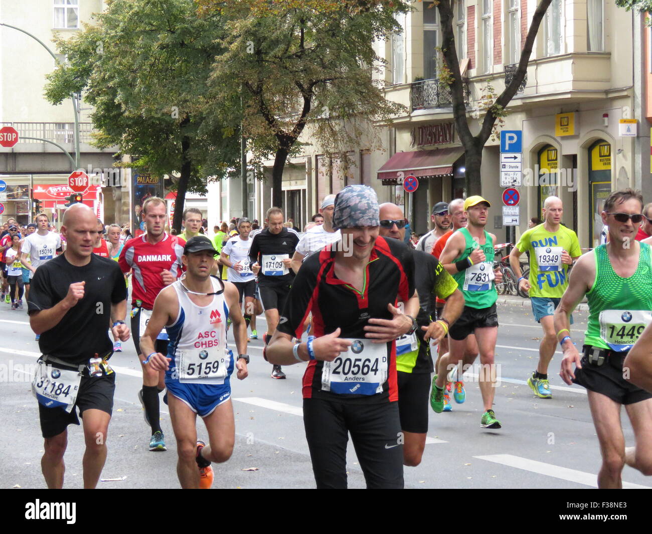 Maratona BMW di Berlino 2015: Corridori internazionali, folle di tifosi, porta di Brandeburgo e vivace atmosfera cittadina durante l'iconico evento sportivo Foto Stock