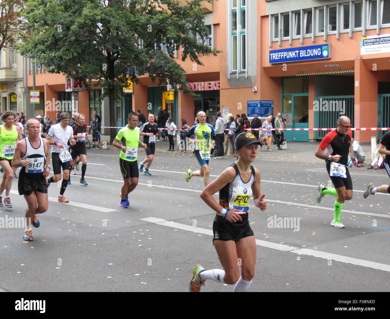 Maratona BMW di Berlino 2015: Corridori internazionali, folle di tifosi, porta di Brandeburgo e vivace atmosfera cittadina durante l'iconico evento sportivo Foto Stock