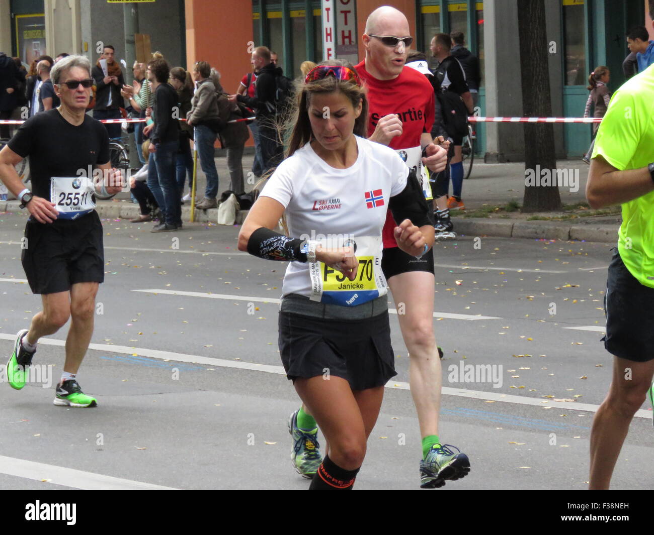 Maratona BMW di Berlino 2015: Corridori internazionali, folle di tifosi, porta di Brandeburgo e vivace atmosfera cittadina durante l'iconico evento sportivo Foto Stock