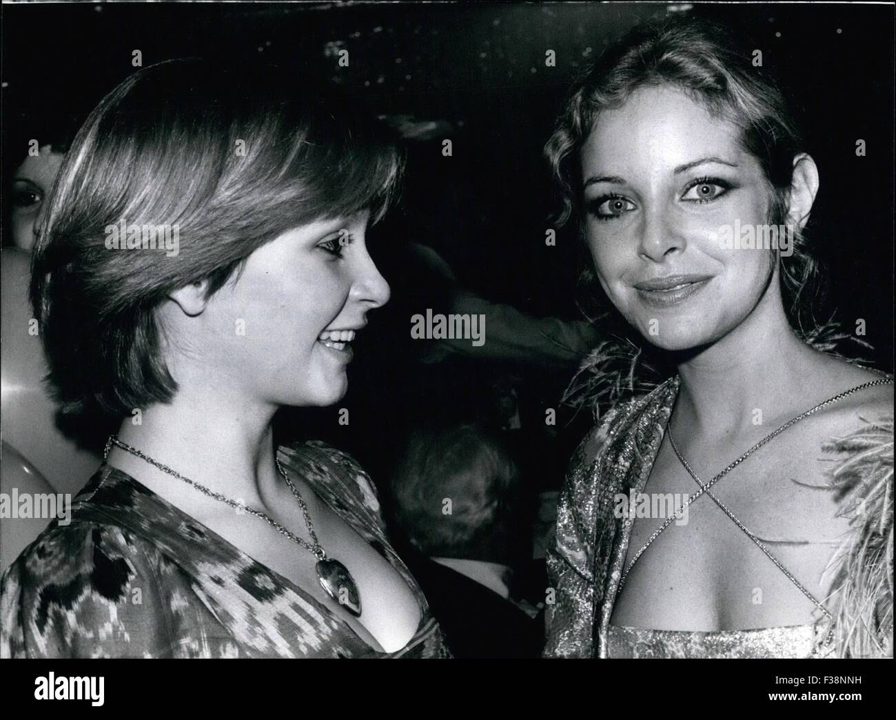 Dic. 16, 1976 - Film-Ball a Monaco di Baviera/Occidentale-germania: Carnevale- stagione 1976 ha iniziato alcuni giorni fa - e così le sfere avere luogo ovunque. A Monaco di Baviera ora vi era la tradizionale ''Family Festival del Film", dove circa 1200 persone, stelle e stelle dalla Germania e Paesi stranieri, dove si divertono eccellente. La foto mostra: American schermo- star Sydne Rome Sydne (Roma- r.), che venivano offerte a Monaco di Baviera a causa di questo soiree, e l'attrice tedesca Susanne Uhlen ( Susanne Uhlen-1.); appena ha ottenuto il miglior attrice tedesca della nuova generazione. (Credito Immagine: © Keystone Pictures USA/ Foto Stock