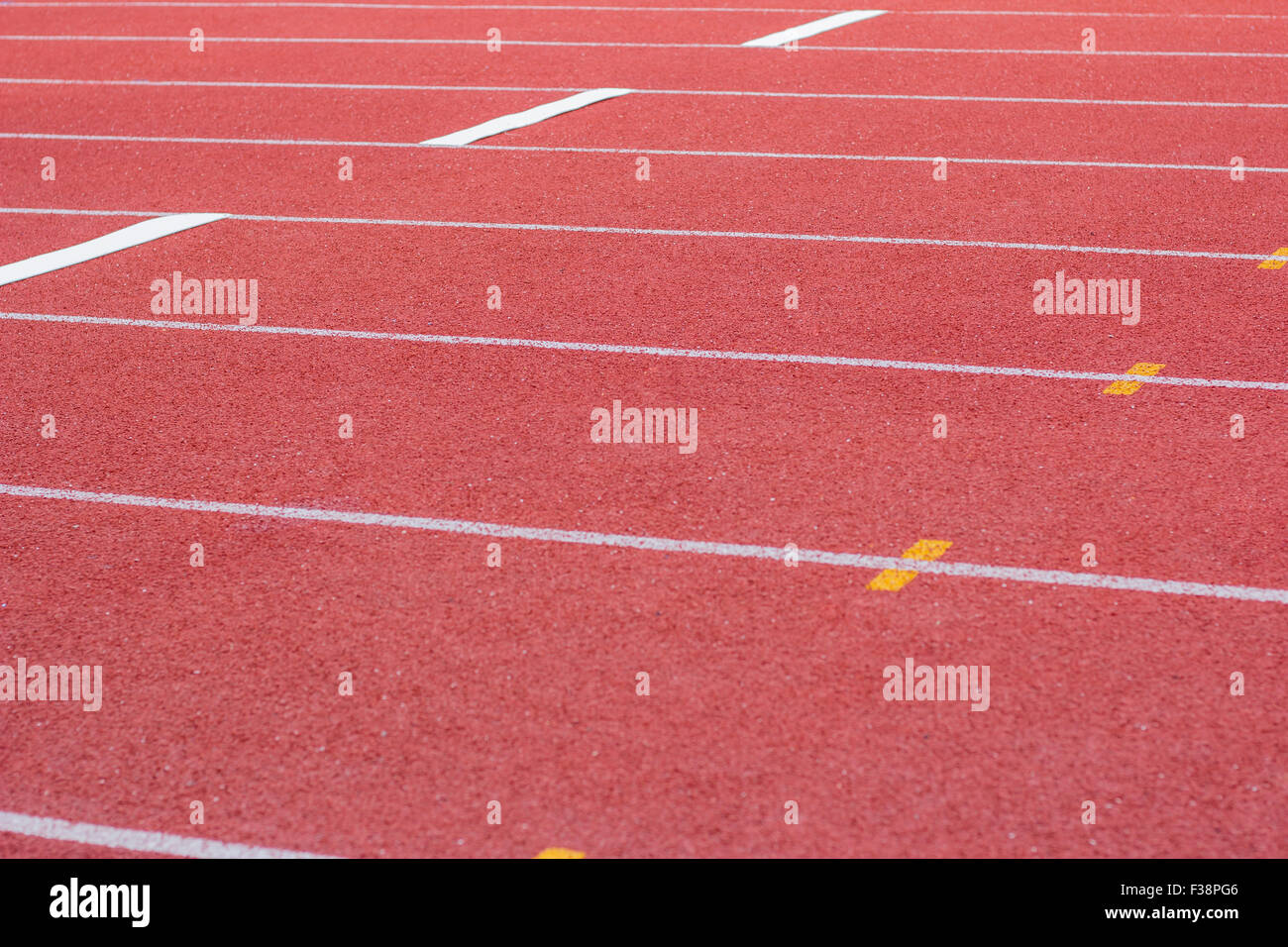 Linea di cantiere, pista per la corsa, pista di atletica, un rosso, bianco di massa. Foto Stock