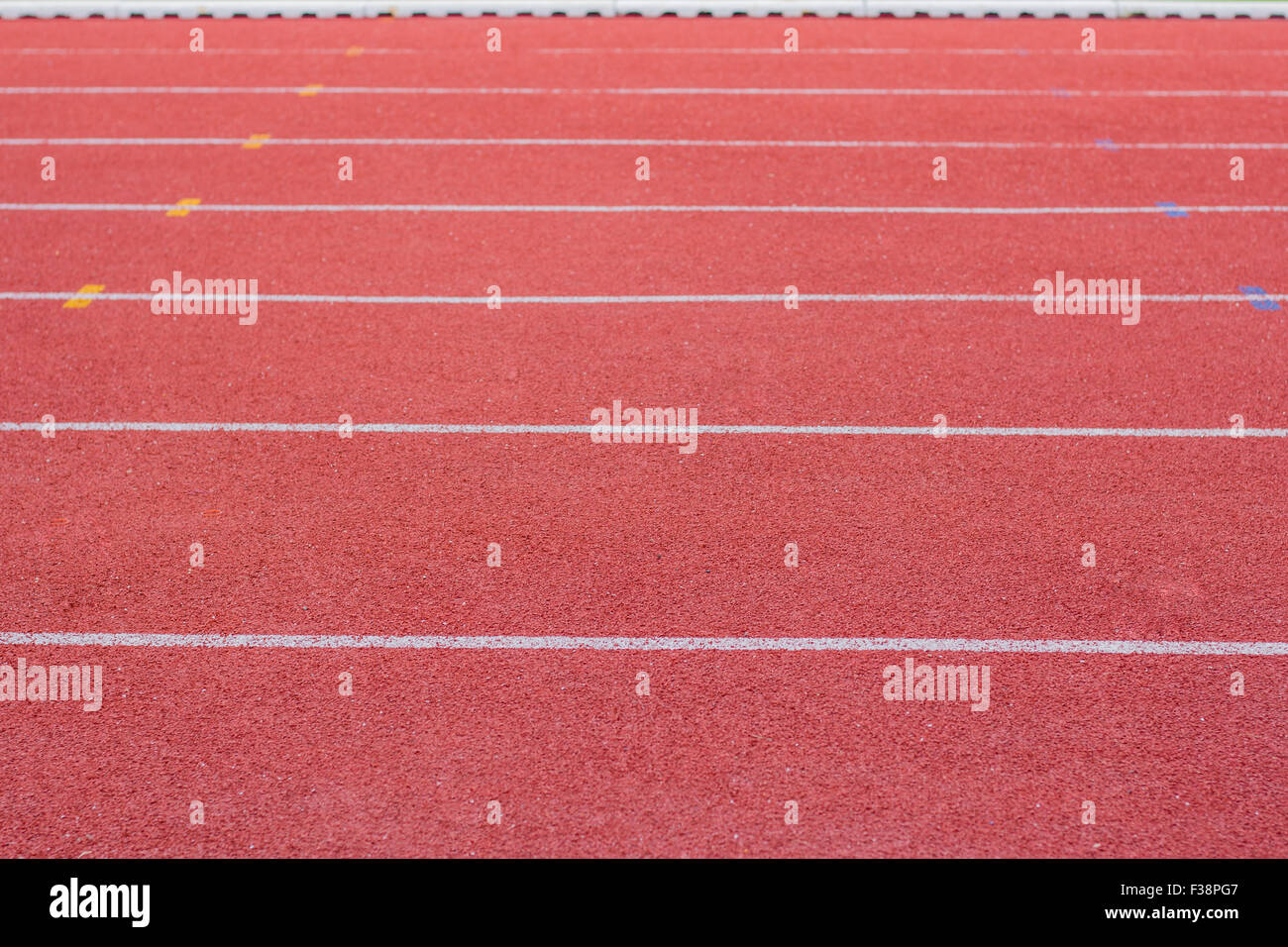 Linea di cantiere, pista per la corsa, pista di atletica, un rosso, bianco di massa. Foto Stock