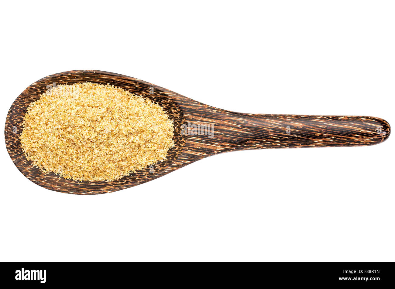 Golden farina di lino su un cucchiaio di legno isolato su bianco Foto Stock