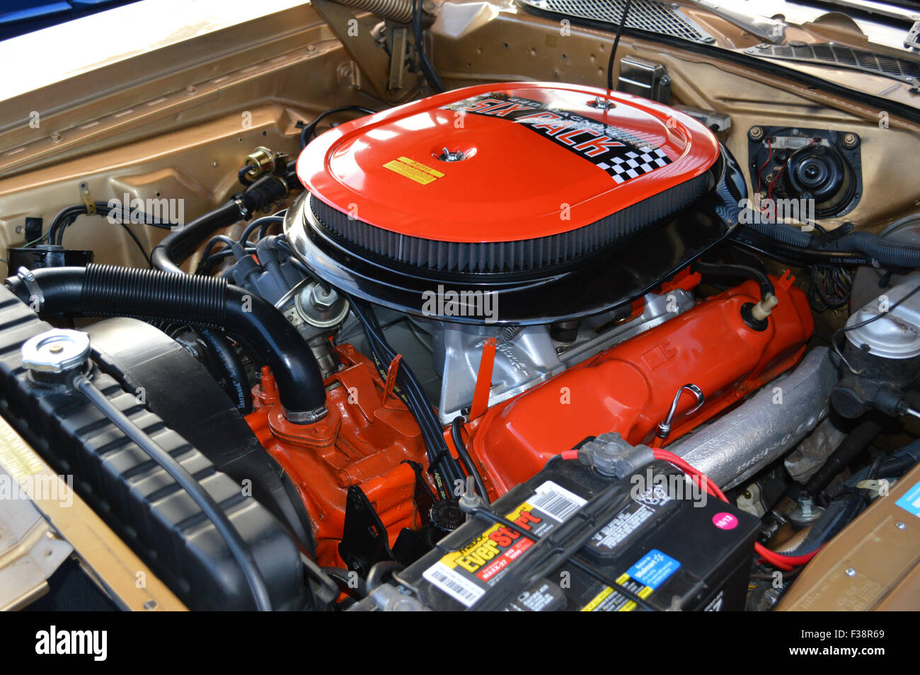 Un Dodge 440 Six Pack motore sul display in un'auto show. Foto Stock