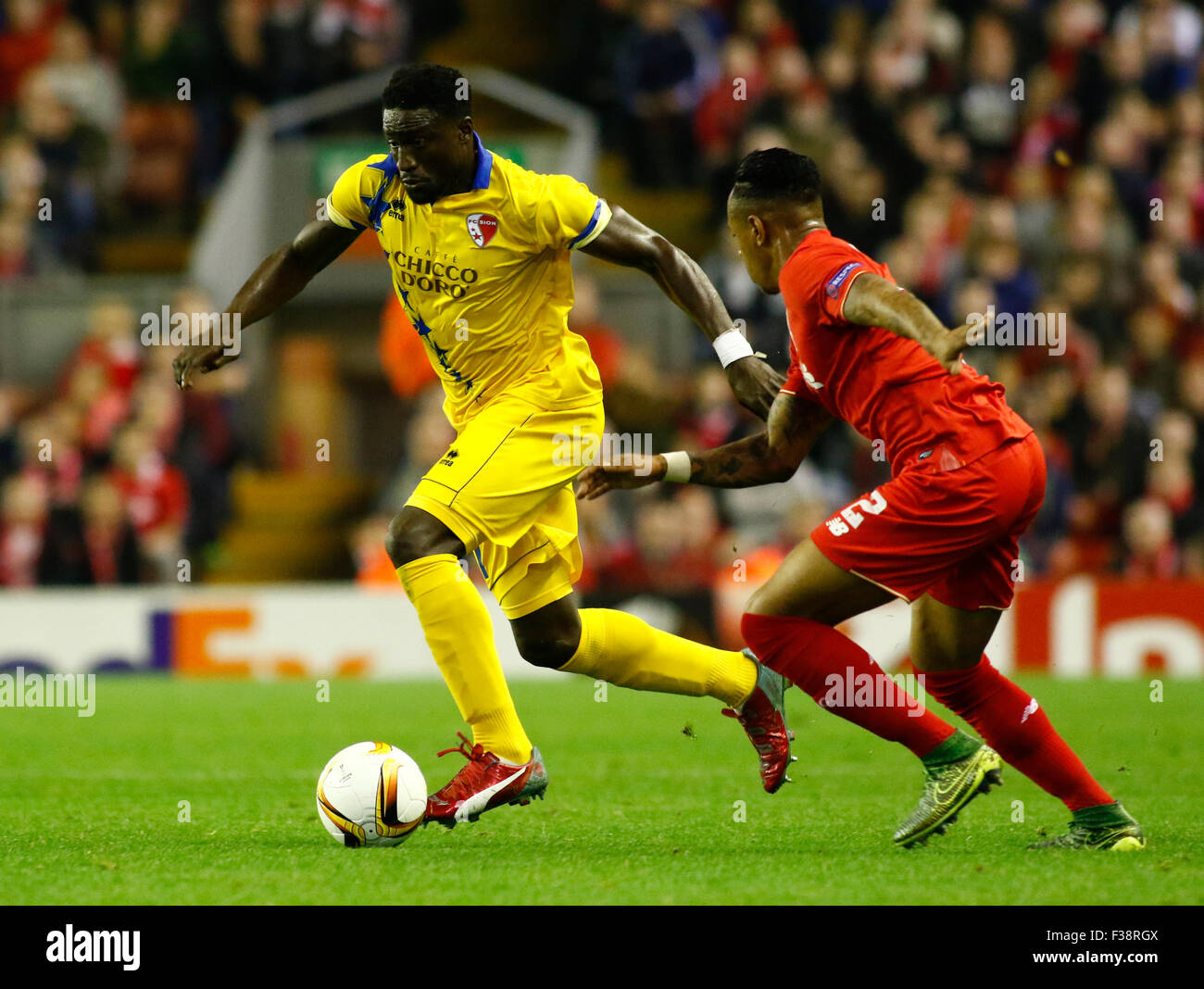 Liverpool, Regno Unito. 01 ott 2015. Europa League. Contro il Liverpool FC Sion. FC Sion centrocampista Jagne Pa Modou prende la palla lontano da Liverpool defender Nathaniel Clyne. Credito: Azione Sport Plus/Alamy Live News Foto Stock