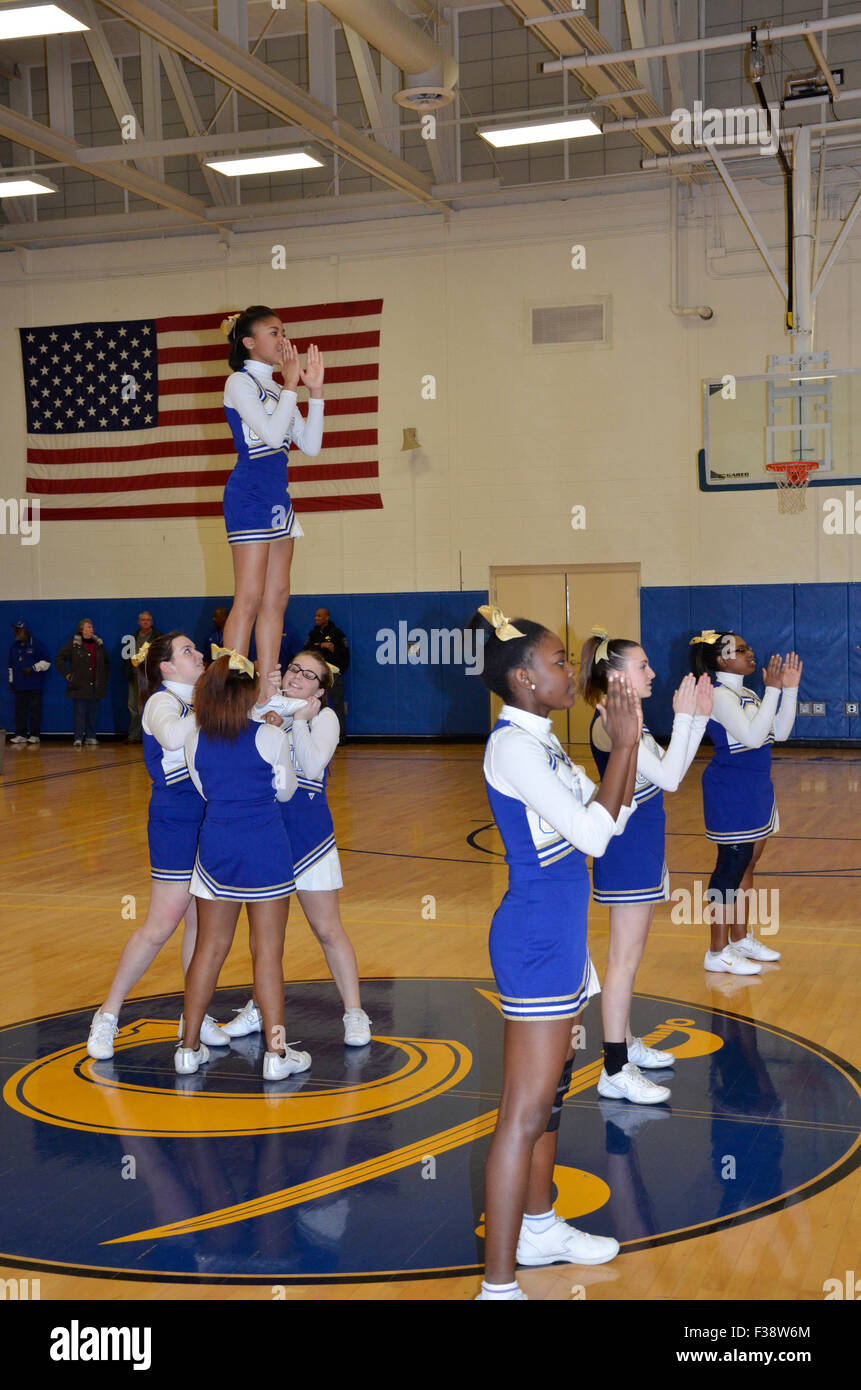 Cheerleaders tifo durante l'intervallo in un gioco baskertball Foto Stock