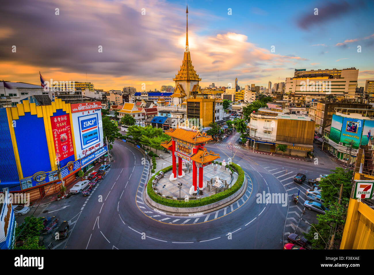 La Chinatown di gate cerchio di traffico con il Wat Traimit dietro a Bangkok, in Thailandia. Foto Stock