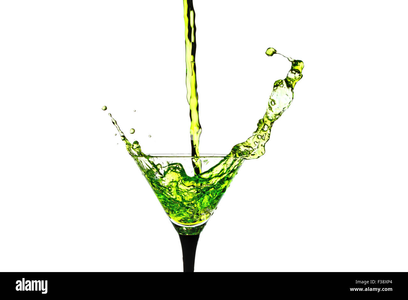 Arte astratta. Bicchiere da cocktail con spruzzi di liquido isolate su uno sfondo bianco. Cocktail alcoolico. Dissetatevi. Foto Stock