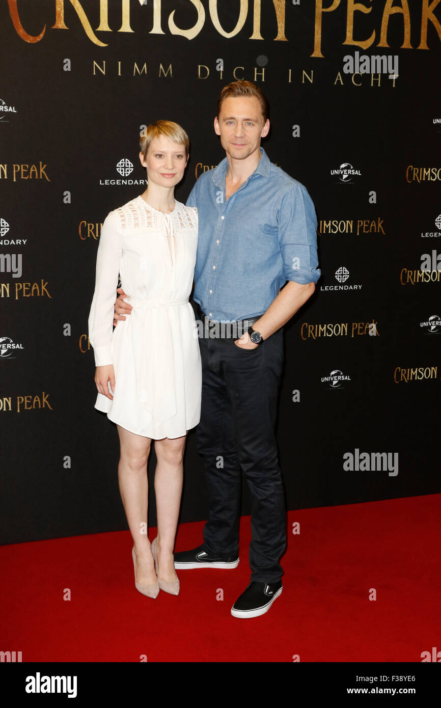 Mia Wasikowska e Tom Hiddleston al Photocall del film CRIMSON PEAK presso il Regent Hotel a Berlino al 30 settembre 2015. Foto Stock