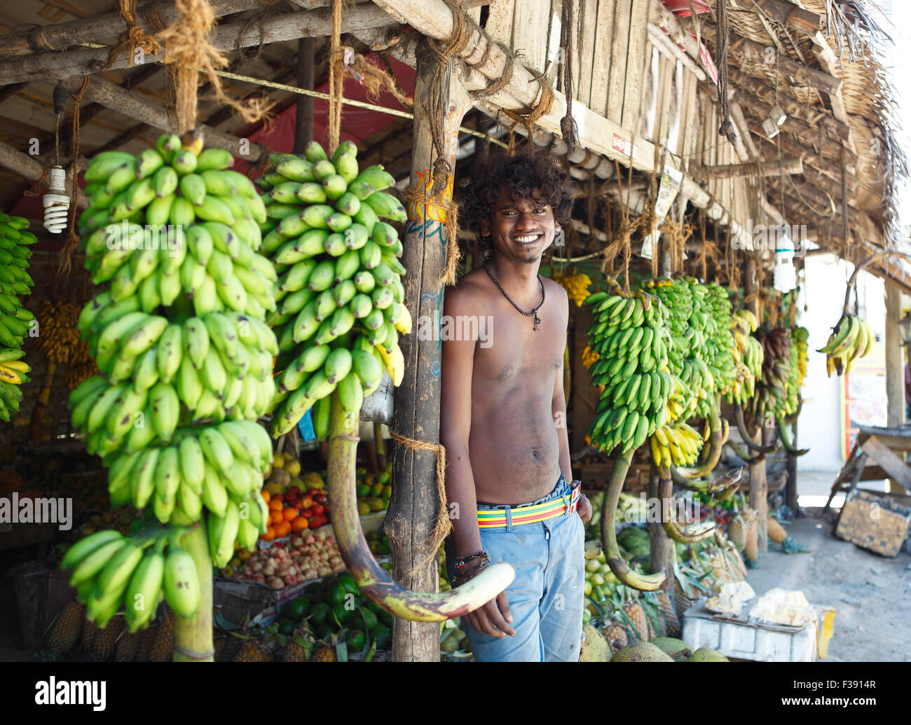 L'uomo, 24 anni, la vendita delle banane, Unawatuna, sud della provincia, Ceylon, Sri Lanka Foto Stock