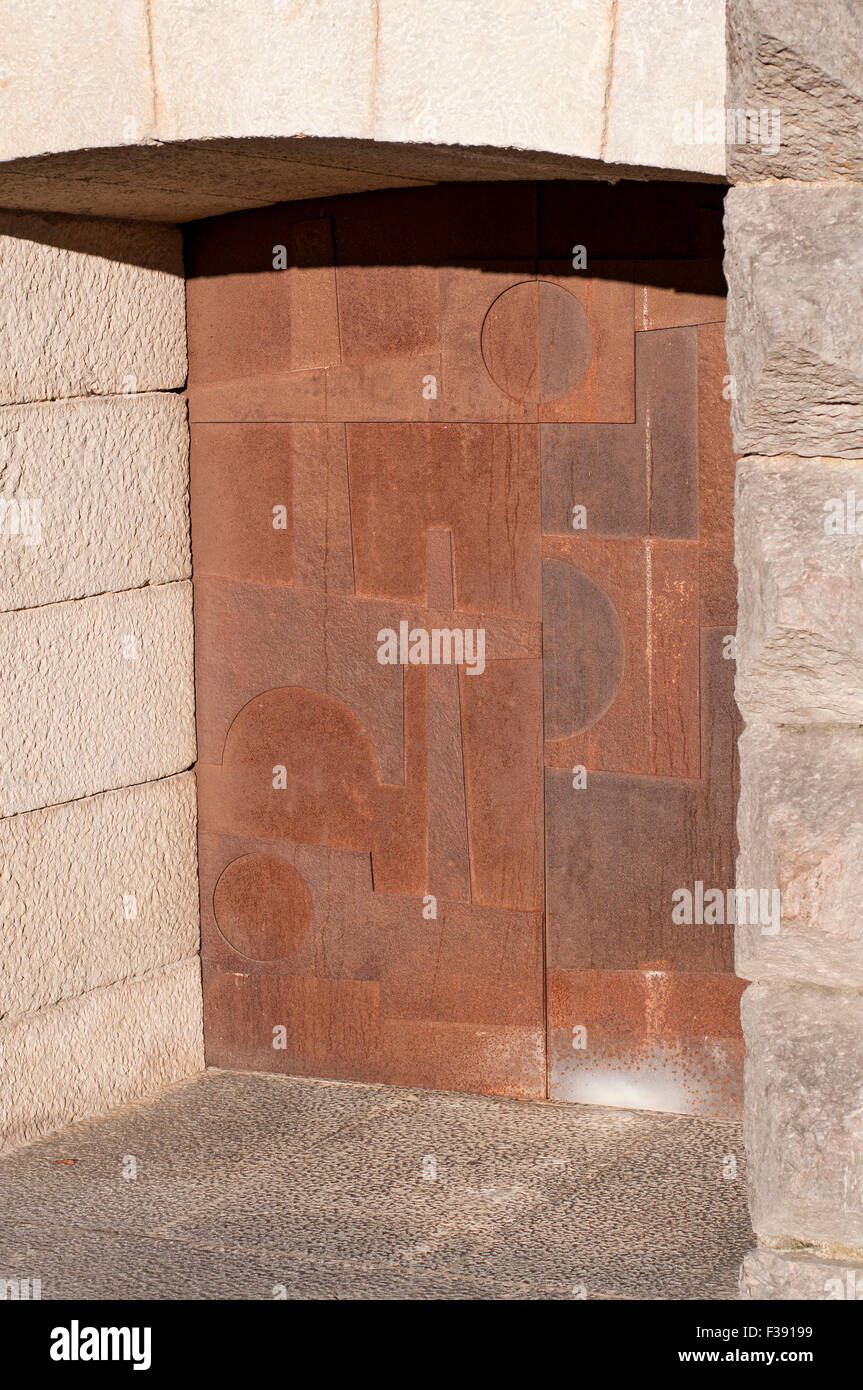 La porta di metallo, da Eduardo Chillida, all'entrata del santuario di Arantzazu. O ti. Gipuzkoa. Paese basco. Spagna Foto Stock
