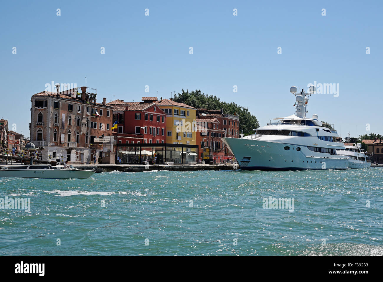 Yacht di grandi dimensioni nella parte anteriore del case dal bacino di San Marco, Venezia, Venezia, Veneto, Italia Foto Stock