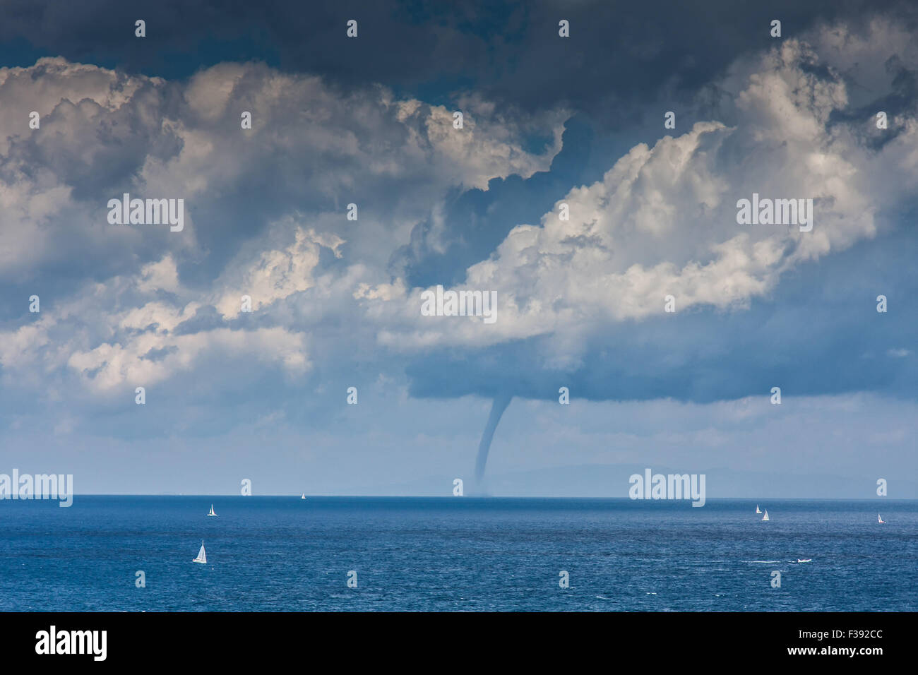 Tornado, trombe nei pressi di barche a vela che si affaccia sul Mar Tirreno, dalla costa dell'Isola d'Elba, provincia di Livorno, Tuscana Foto Stock