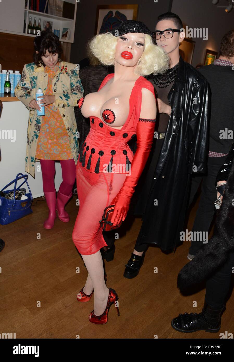 New York, NY, STATI UNITI D'AMERICA. 1 Ott 2015. Amanda Lepore di presenze per Grace Jones Prenota Release Party, Martin Lawrence Gallery Soho di New York, NY Ottobre 1, 2015. Credito: Derek Storm/Everett raccolta/Alamy Live News Foto Stock