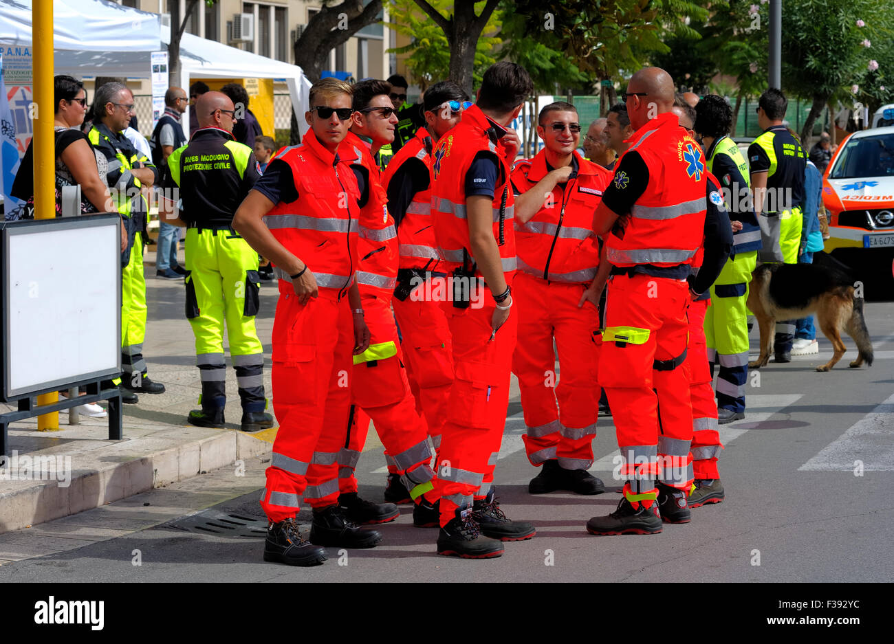 Modugno, 27 settembre 2015 - ITALIA. gruppo di volontari di pronto soccorso e di protezione civile durante la festa patronale Foto Stock