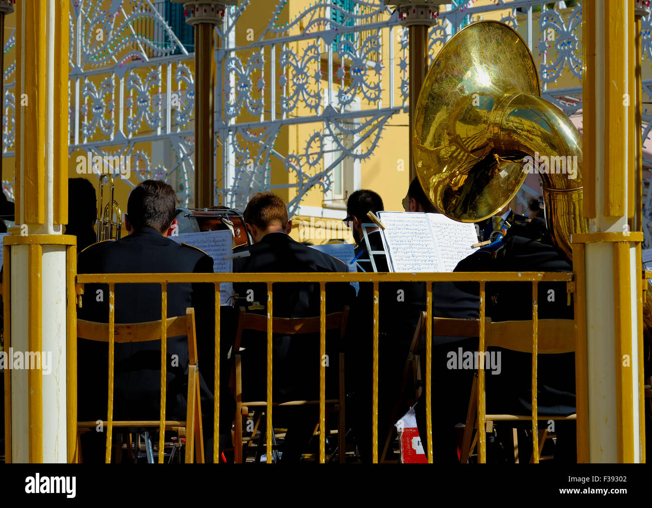 Orchestra su una cassa di risonanza utilizzato per rappresentazioni da orchestre durante feste patronali in Puglia. Italia Foto Stock