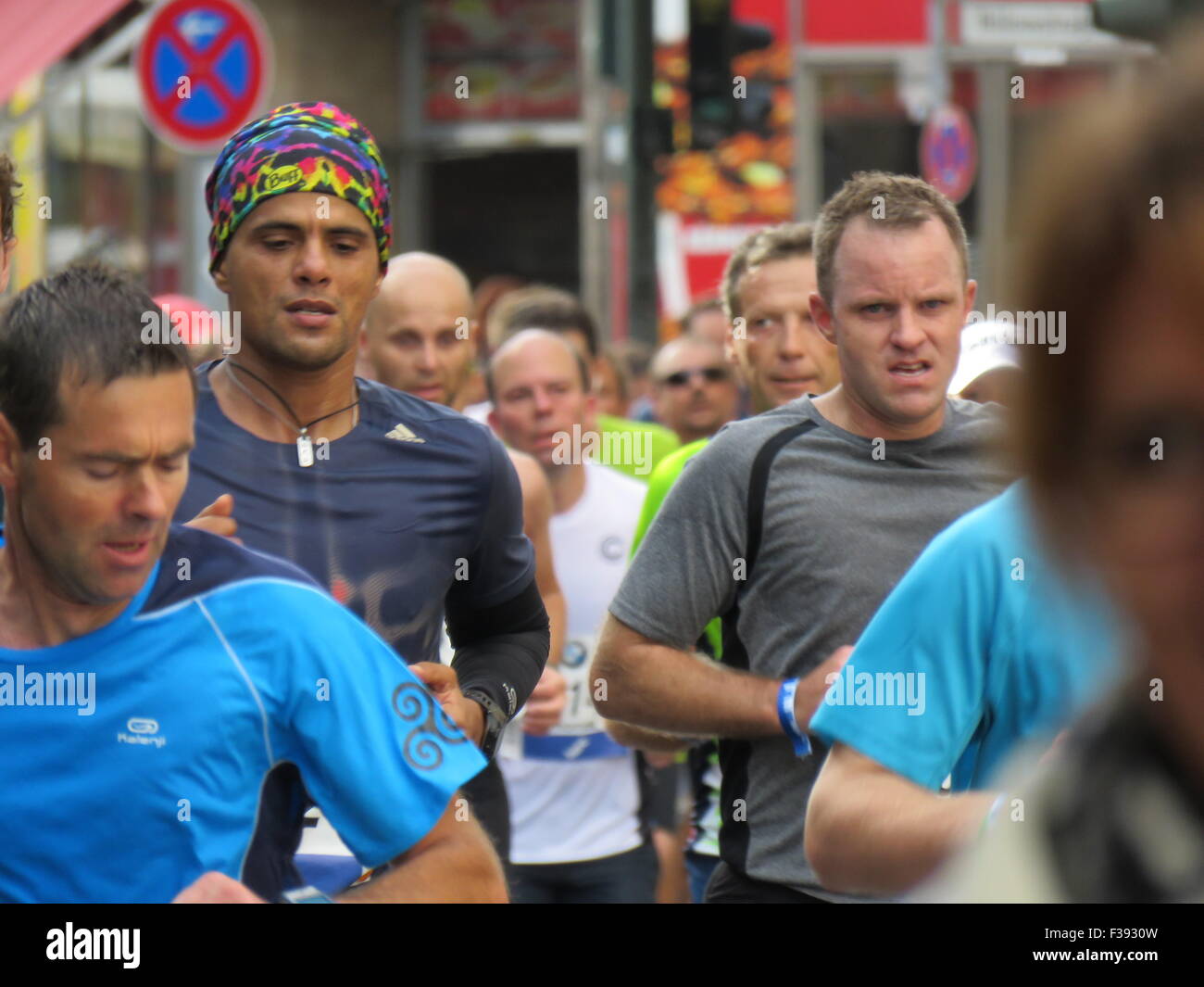 Maratona BMW di Berlino 2015: Corridori internazionali, folle di tifosi, porta di Brandeburgo e vivace atmosfera cittadina durante l'iconico evento sportivo Foto Stock