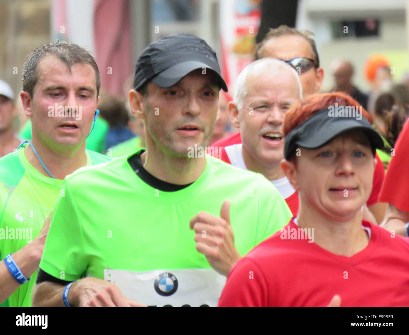 Maratona BMW di Berlino 2015: Corridori internazionali, folle di tifosi, porta di Brandeburgo e vivace atmosfera cittadina durante l'iconico evento sportivo Foto Stock